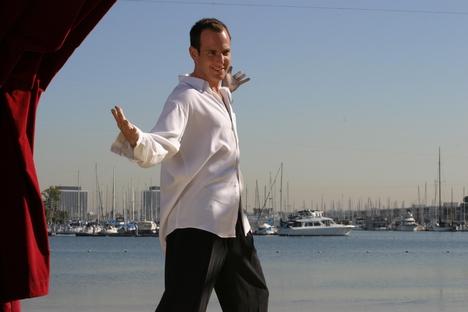 gob-dazzles-the-crowd-with-his-unique-brand-of-magic_468x3121.jpg